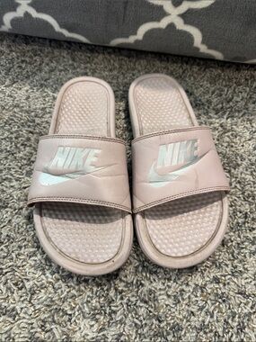 Nike Women’s Light Pink Slide Sandals with Metallic Logo